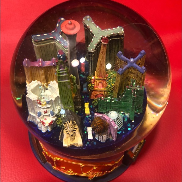 Snow globe Las Vegas Revolving Musical “We are In The Money “ Musical - Picture 2 of 7